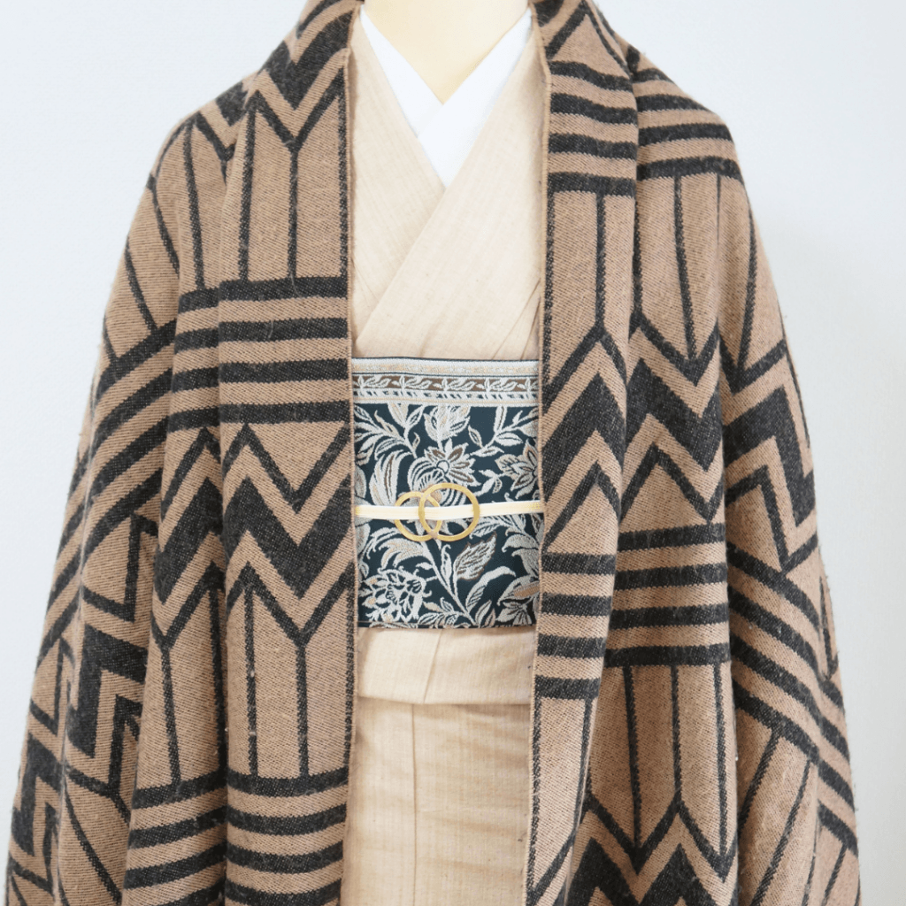 着物に洋服用の大判ストールを合わせた様子