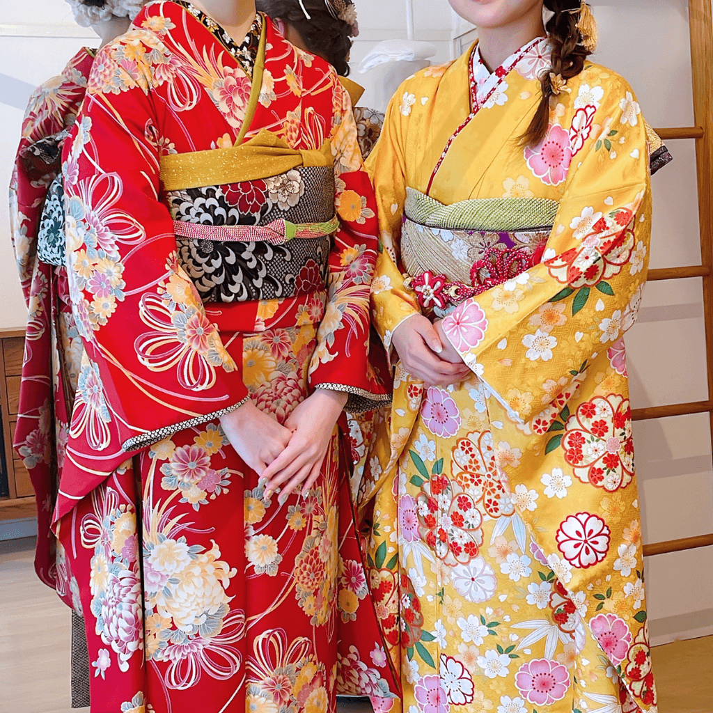 成人式で振袖を着用している2人の女性