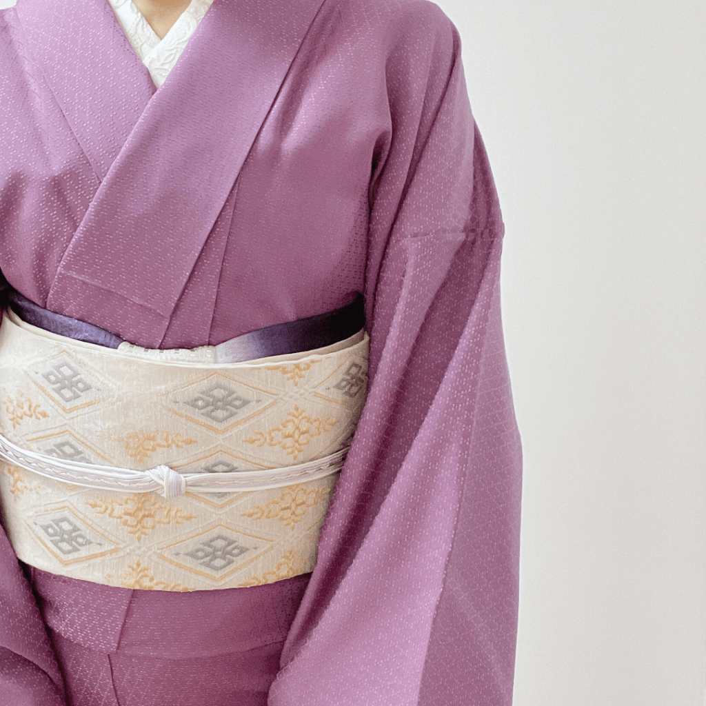 慶弔使える紫系の色無地 単衣着物に袋帯を合わせたコーディネイト。セミフォーマルな場に。
