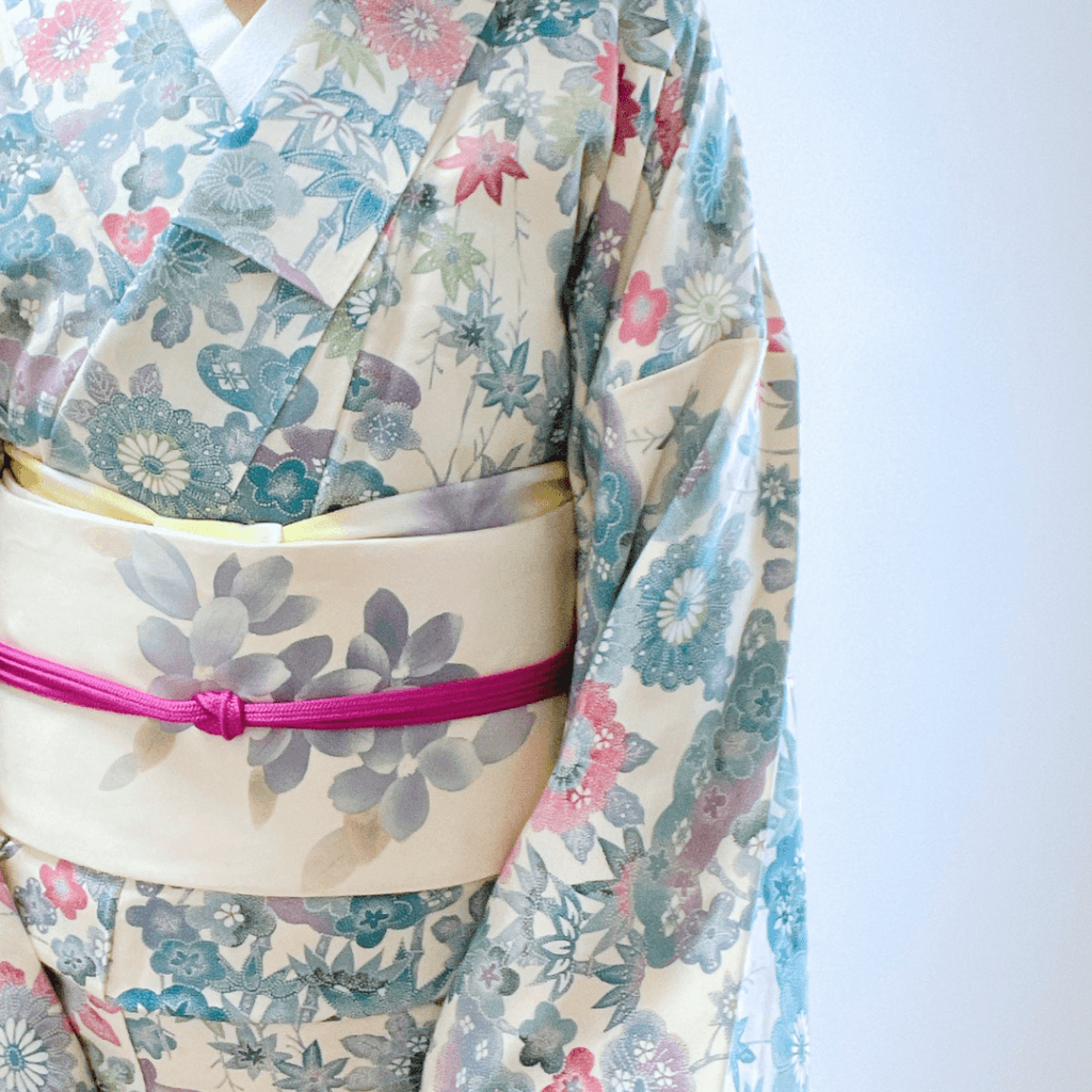総柄で華やかな印象の小紋に、塩瀬の名古屋帯を合わせたコーディネイト。